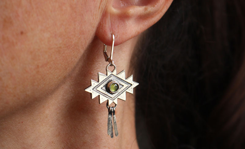 Dream, Aztec cross earrings in silver and peridot