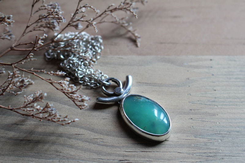 Earth goddess, venus necklace in silver and chrysoprase