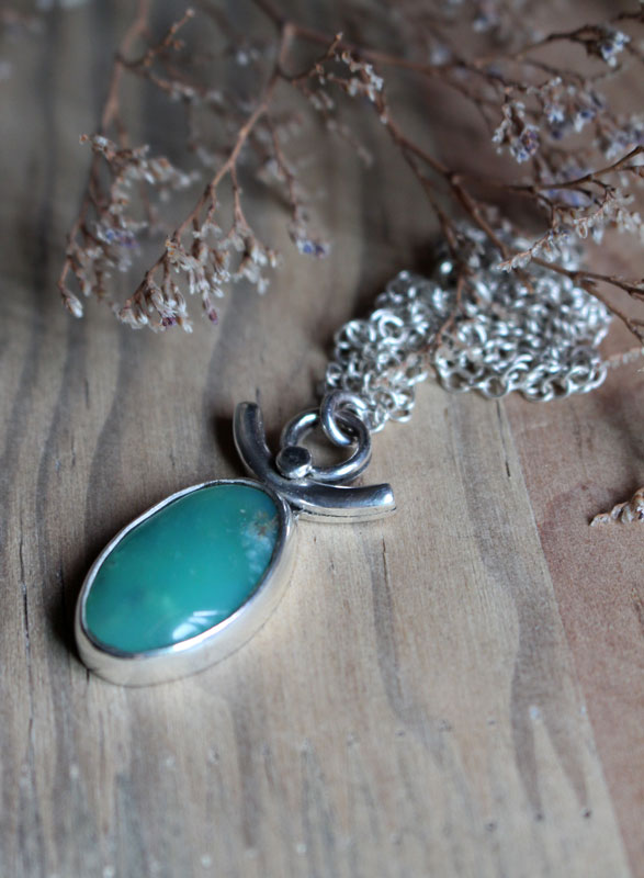 Earth goddess, venus necklace in silver and chrysoprase