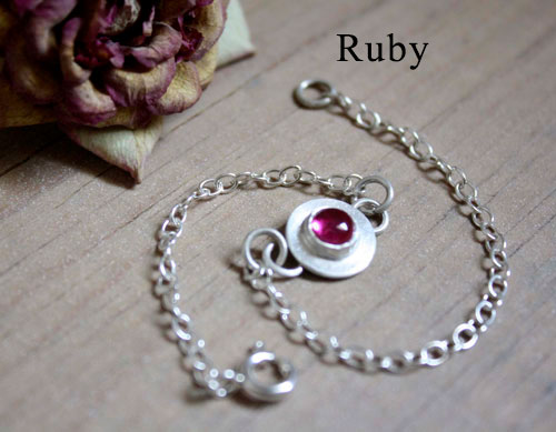 Ekadaura, round bracelet in silver and birthstone (garnet, amethyst, aquamarine, moonstone, onyx, alexandrite, ruby, peridot, sapphire, opal, citrine, turquoise)