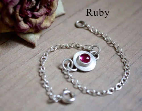 Ekadaura, round bracelet in silver and birthstone (garnet, amethyst, aquamarine, moonstone, onyx, alexandrite, ruby, peridot, sapphire, opal, citrine, turquoise)