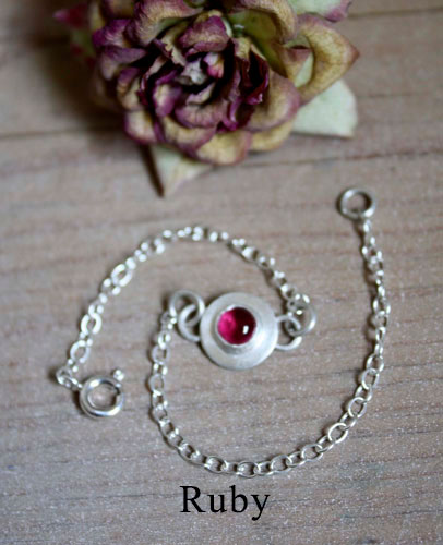 Ekadaura, round bracelet in silver and birthstone (garnet, amethyst, aquamarine, moonstone, onyx, alexandrite, ruby, peridot, sapphire, opal, citrine, turquoise)