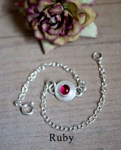 Ekadaura, round bracelet in silver and birthstone (garnet, amethyst, aquamarine, moonstone, onyx, alexandrite, ruby, peridot, sapphire, opal, citrine, turquoise)