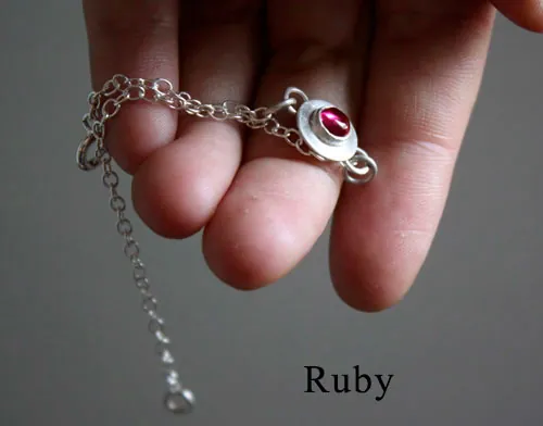 Ekadaura, round bracelet in silver and birthstone (garnet, amethyst, aquamarine, moonstone, onyx, alexandrite, ruby, peridot, sapphire, opal, citrine, turquoise)