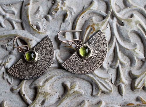 Eternal, botanical arabesques earrings in silver and peridot