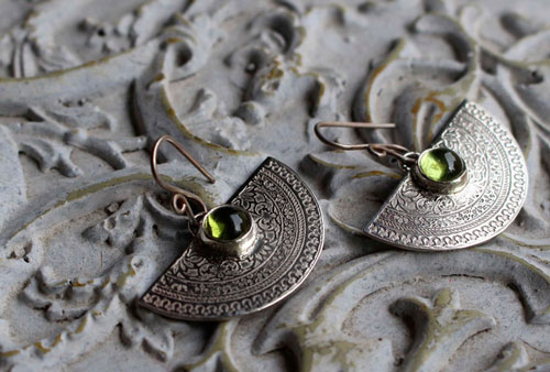 Eternal, botanical arabesques earrings in silver and peridot