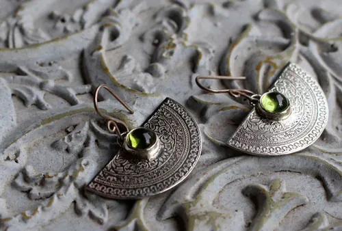 Eternal, botanical arabesques earrings in silver and peridot