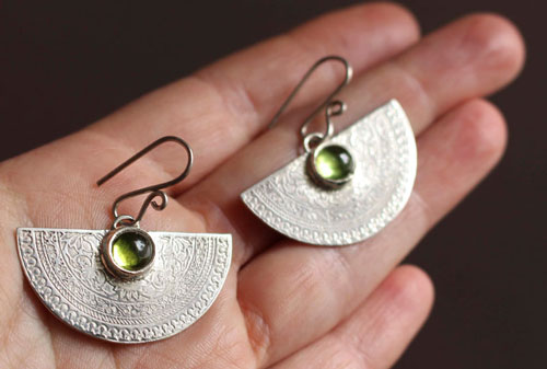 Eternal, botanical arabesques earrings in silver and peridot