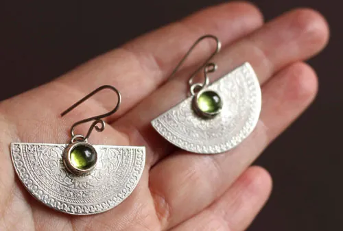 Eternal, botanical arabesques earrings in silver and peridot