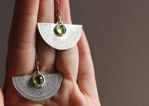 Eternal, botanical arabesques earrings in silver and peridot