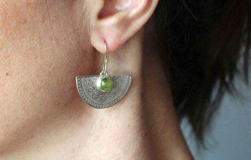 Eternal, botanical arabesques earrings in silver and peridot