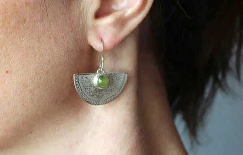 Eternal, botanical arabesques earrings in silver and peridot