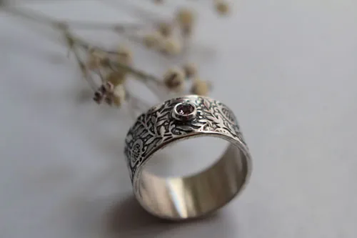 Eternity, pomegranate ring in silver and diamond