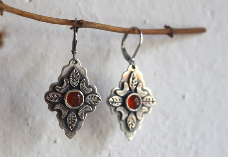 Farandole under the orange moon, leaf and moon earrings in silver and carnelian