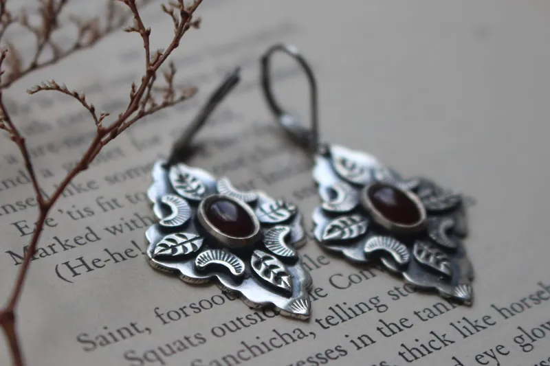 Farandole under the red moon, leaf and moon earrings in silver and carnelian