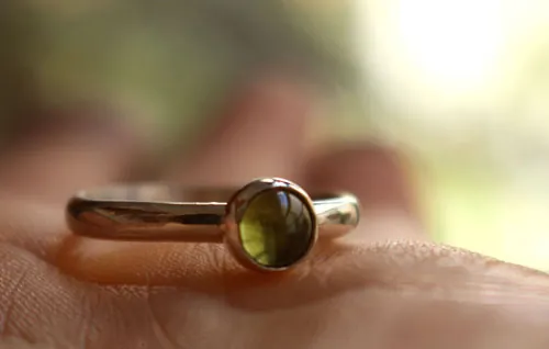 Fig leaf, nature’s green ring in silver and peridot