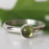 Fig leaf, nature’s green ring in silver and peridot