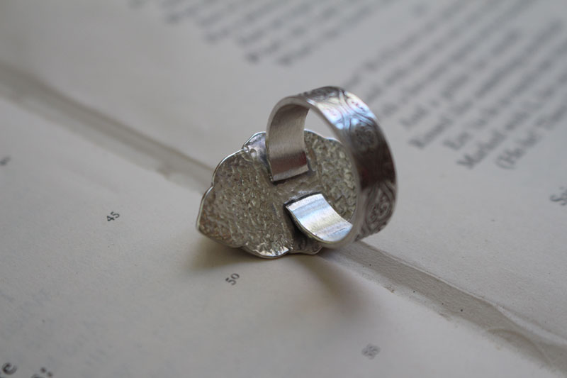 Flower of the wind, cloud ring in sterling silver and onyx