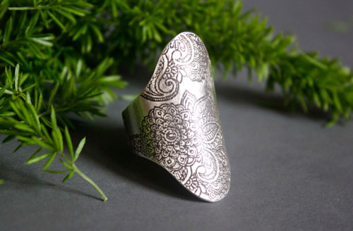 Flower of wisdom, Indian paisley drop ring in silver