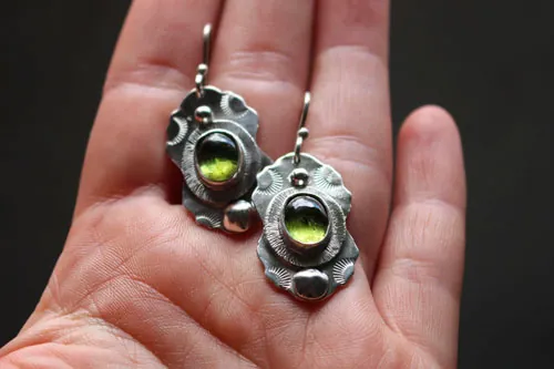 Forest under the stars, moonbeam earrings in silver and peridot