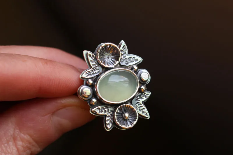 Fragrance after the rain, flower ring in silver and chalcedony