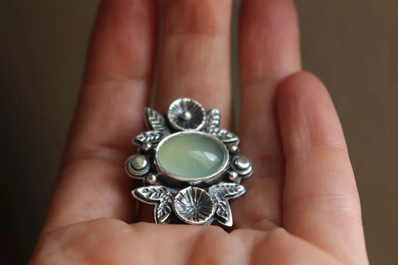 Fragrance after the rain, flower ring in silver and chalcedony