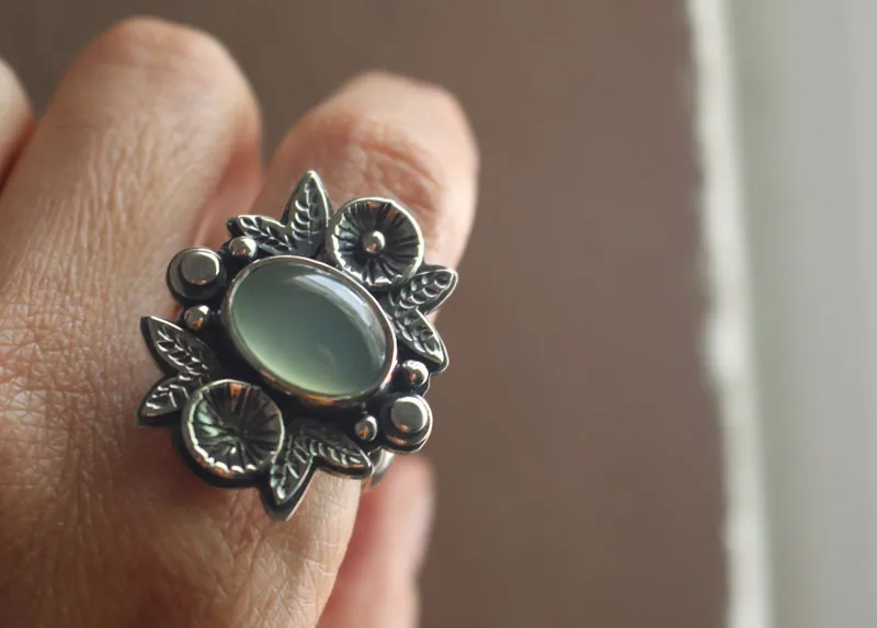 Fragrance after the rain, flower ring in silver and chalcedony