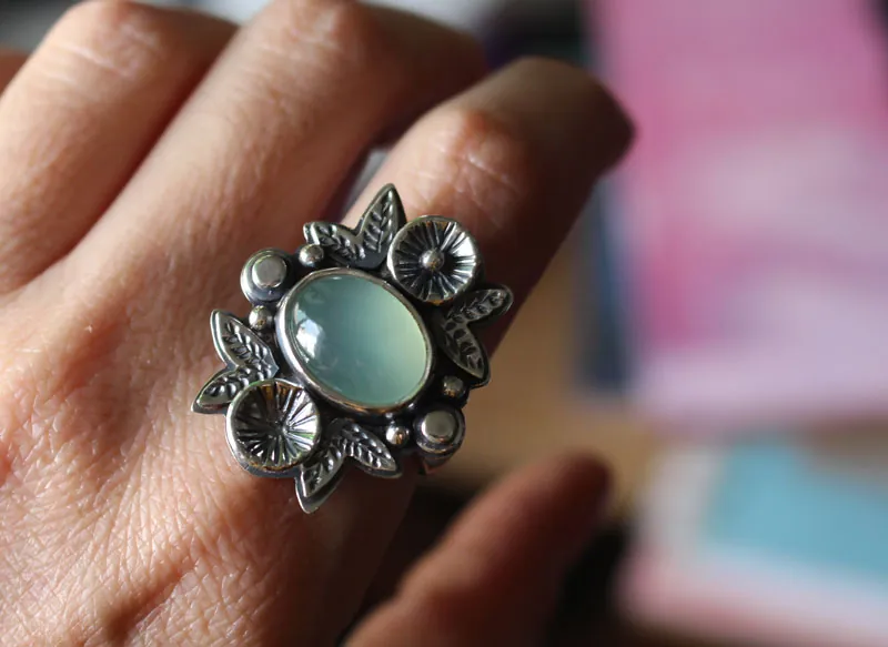 Fragrance after the rain, flower ring in silver and chalcedony