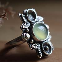 Fragrance after the rain, flower ring in silver and chalcedony