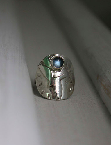Free, eagle ring in silver and blue zircon