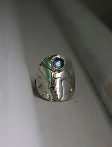 Free, eagle ring in silver and blue zircon