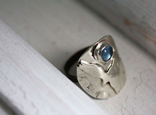 Free, eagle ring in silver and blue zircon