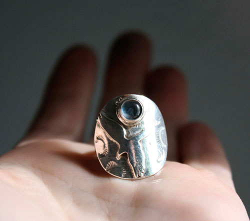 Free, eagle ring in silver and blue zircon