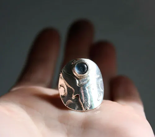 Free, eagle ring in silver and blue zircon