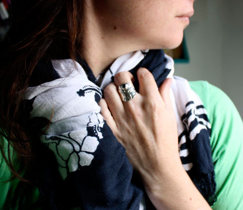 Free, eagle ring in silver and blue zircon