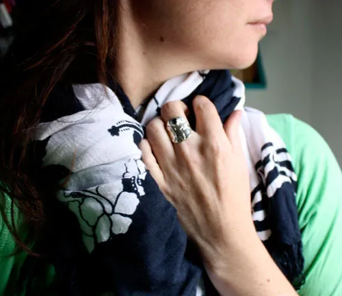 Free, eagle ring in silver and blue zircon