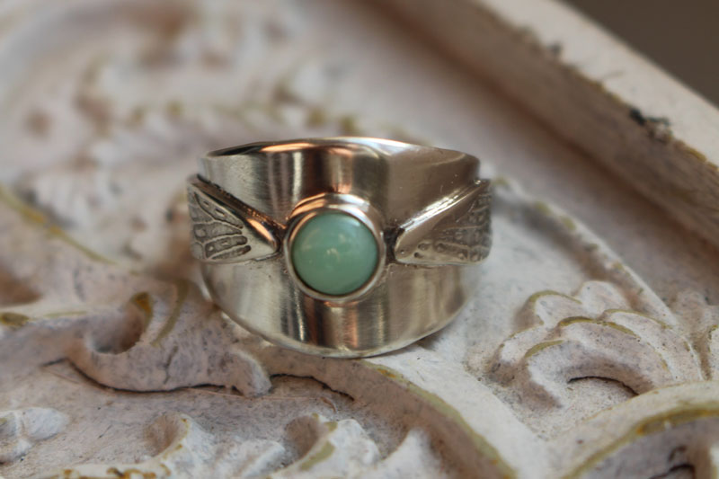 Flapping wings, Harry Potter golden snitch ring in sterling silver and chrysoprase