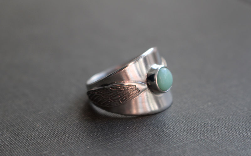 Flapping wings, Harry Potter golden snitch ring in sterling silver and chrysoprase