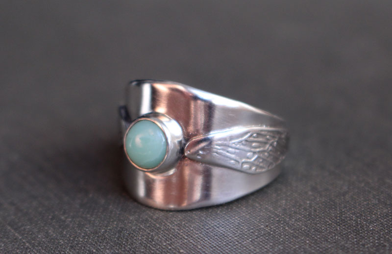 Flapping wings, Harry Potter golden snitch ring in sterling silver and chrysoprase