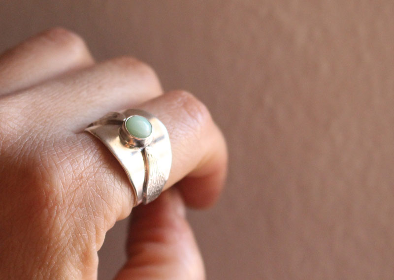 Flapping wings, Harry Potter golden snitch ring in sterling silver and chrysoprase