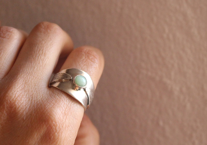 Flapping wings, Harry Potter golden snitch ring in sterling silver and chrysoprase