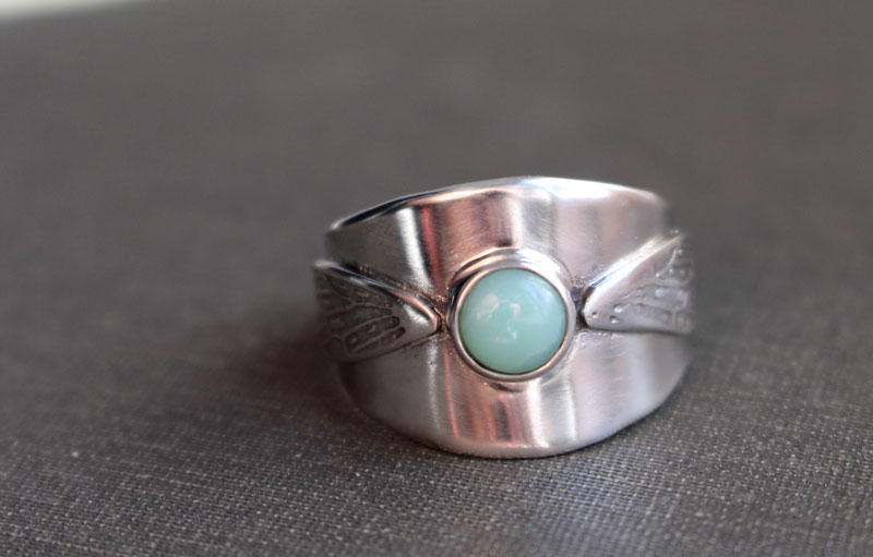 Flapping wings, Harry Potter golden snitch ring in sterling silver and chrysoprase