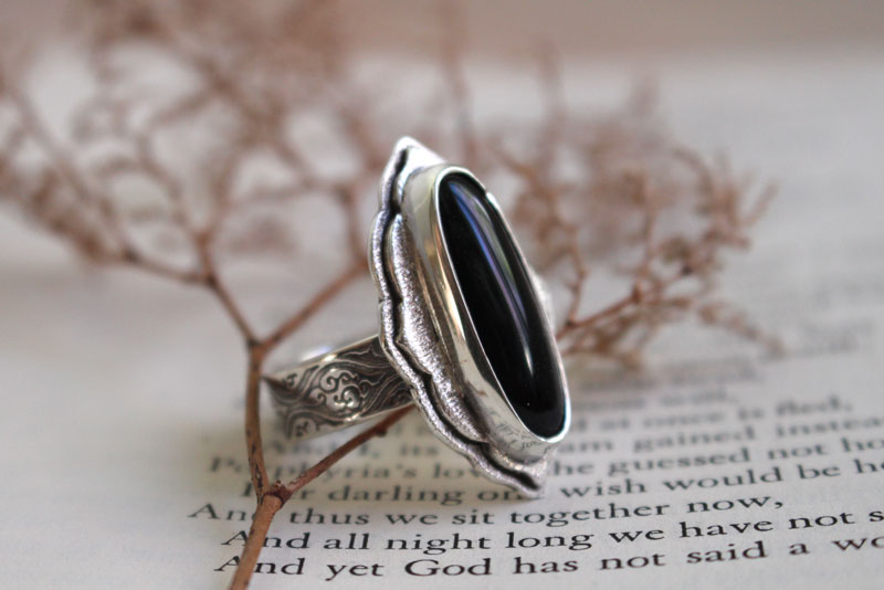 Flower of the wind, cloud ring in sterling silver and onyx