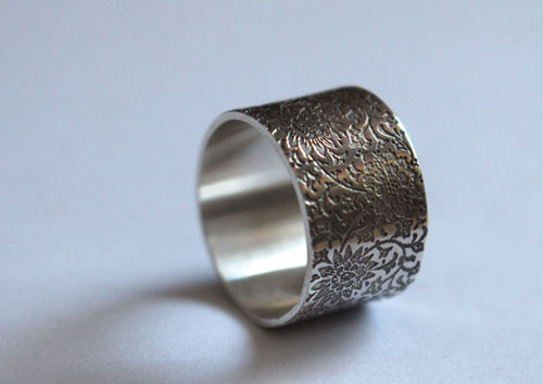 Forgotten garden, engraved flower ring in sterling silver