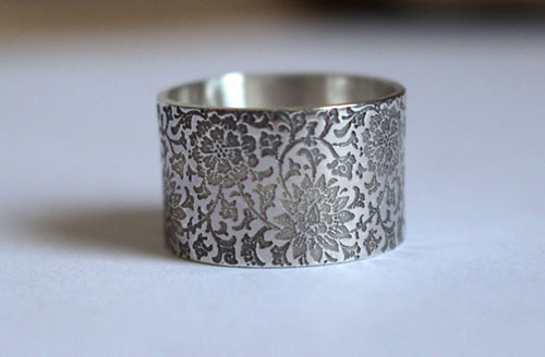 Forgotten garden, engraved flower ring in sterling silver