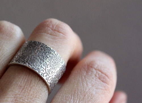 Forgotten garden, engraved flower ring in sterling silver