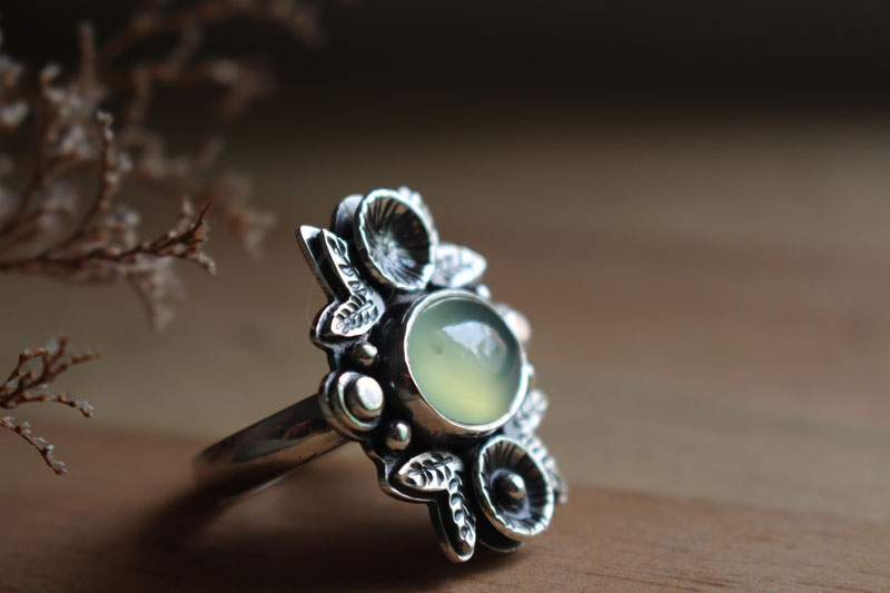 Fragrance after the rain, flower ring in sterling silver and chalcedony