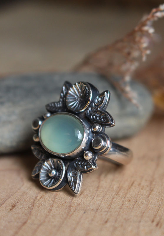 Fragrance after the rain, flower ring in sterling silver and chalcedony