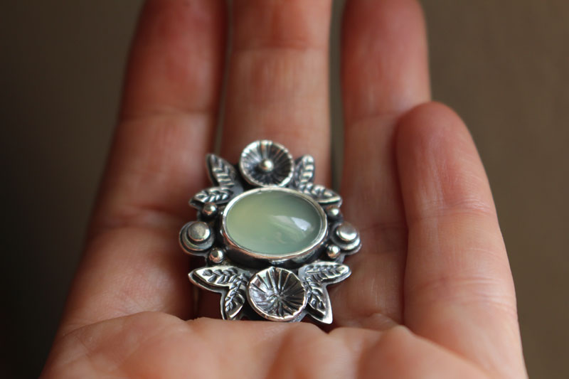 Fragrance after the rain, flower ring in sterling silver and chalcedony