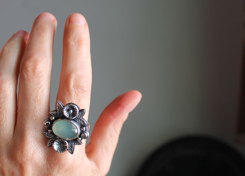 Fragrance after the rain, flower ring in sterling silver and chalcedony